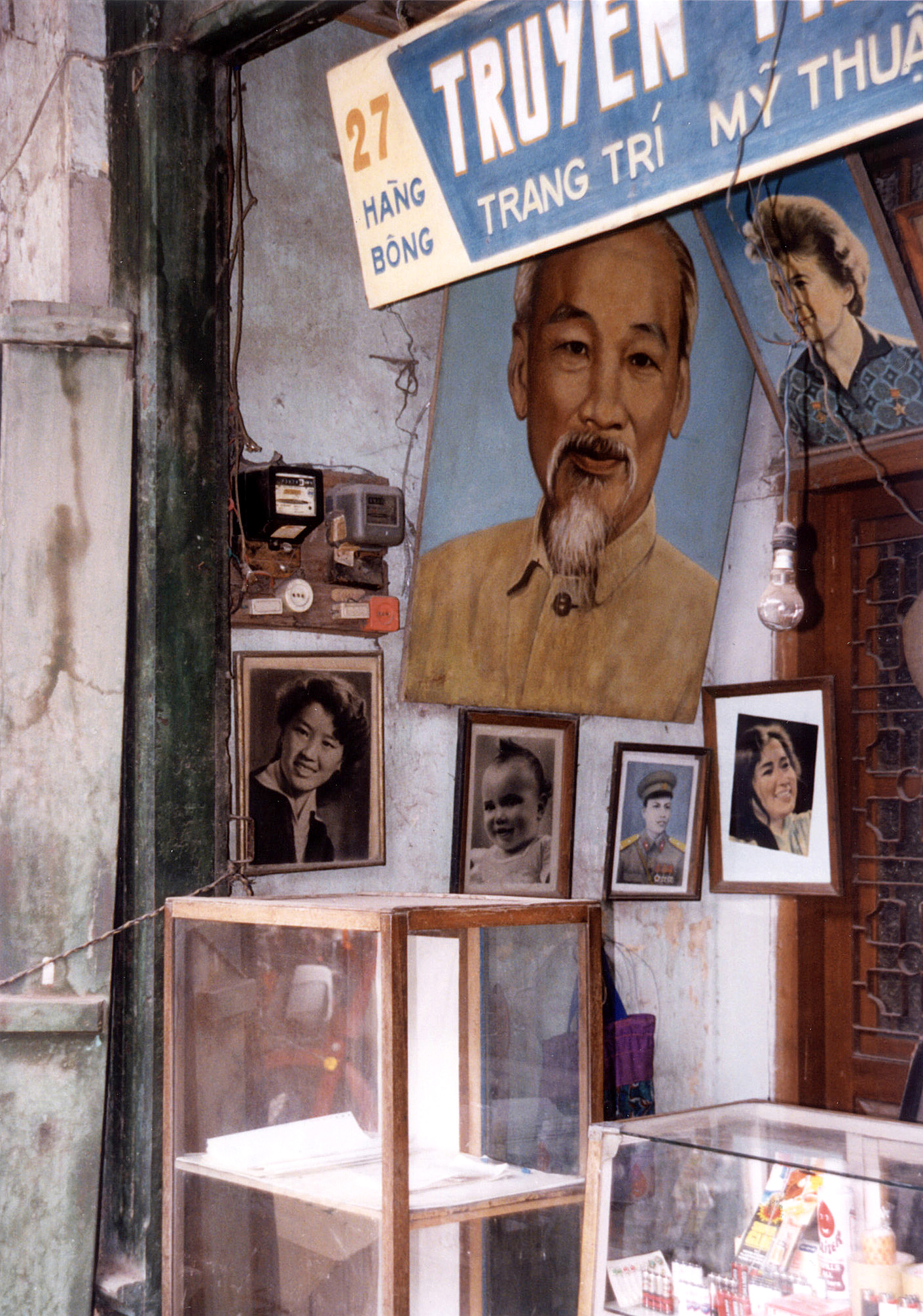 48 échoppe portraitist Hanoi.jpg